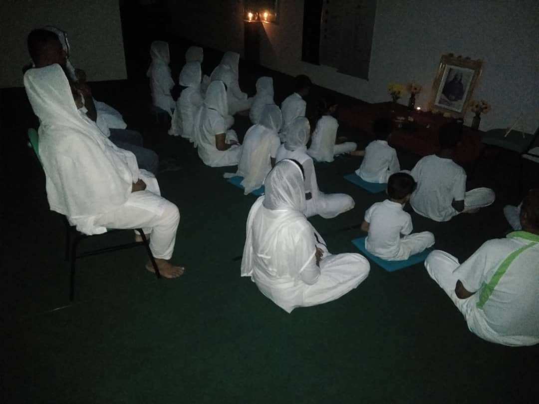 medi Mindfulness & Well-being - Indoor meditation session with participants in dim lighting
